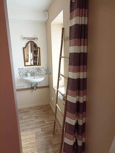 Bathroom 2, Au Coeur d'Acren - proche de Pairi Daiza et Pays des Collines, Hainaut