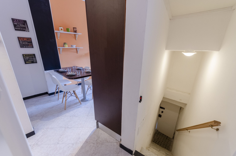 Hallway 4, JOIVY Apt For 5, Close To 2 Beaches In Sestri Levante, Genova