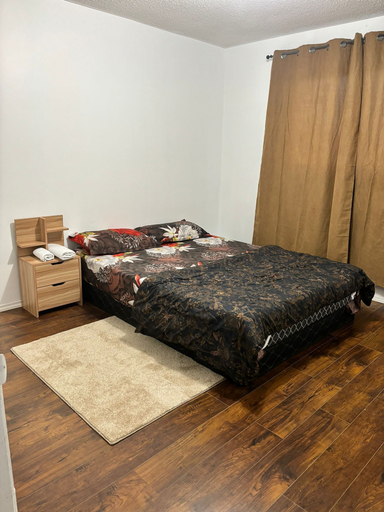 Bedroom, Queen room near Sheridan College, Peel