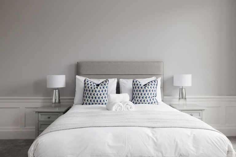 Bedroom 2, JOIVY Luxurious 2 Br Apt On Notable George Street, Edinburgh