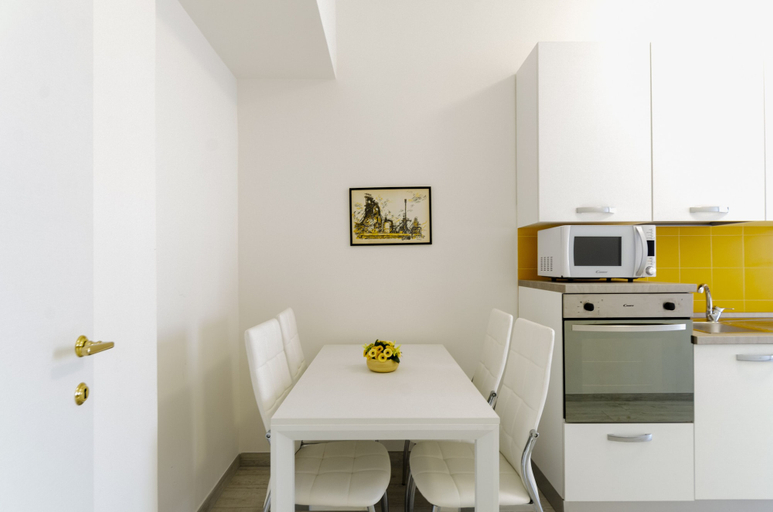Living area 5, JOIVY Lovely Apt On The Historical Street Via Cantore, Genova