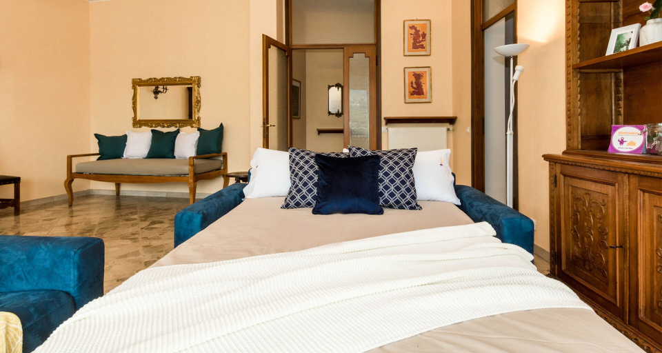Bedroom 2, JOIVY Garden Oasis: 1BR Apt w/ Balcony & Parking, Como