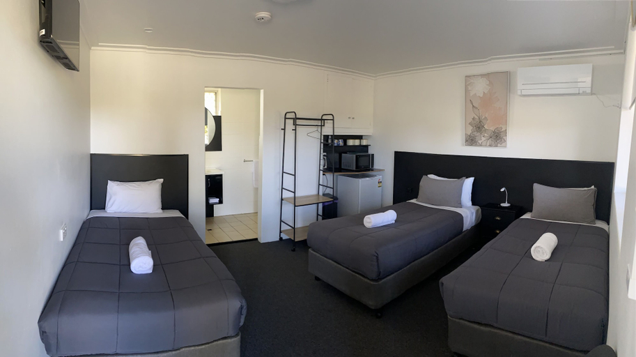 Bedroom 2, The Seaview Tavern Motel, Coffs Harbour - Pt B