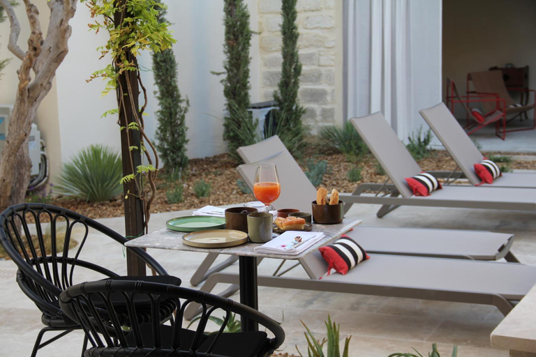 Food & Drinks 5, MARCELLE EN CAMARGUE - intra muros - piscine et jardin - petit dejeuner compris, Gard