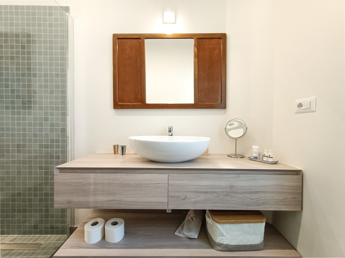 Bathroom 4, JOIVY Bright Flat W/2 Balconies & Sea View, Savona