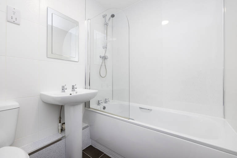 Bathroom, JOIVY Bright 3-Bed Flat Overlooking The Clyde, Glasgow