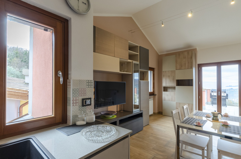 Living area 2, JOIVY Splendid Flat W/Terrace & Magnificent View, Genova
