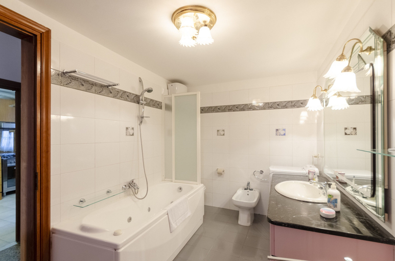 Bathroom 5, JOIVY Sunny 2-Bed Flat Near Aquarium, Genova