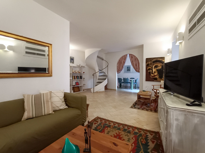 Living area 5, JOIVY Villa Milva W/ Car Park Beside The Beach, Genova
