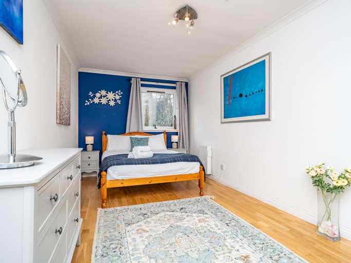 Bedroom 2, Stunning Flat with Sea View and Parking - Pass the Keys, Edinburgh