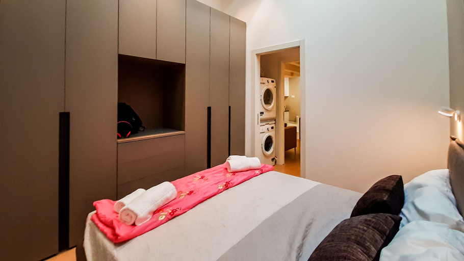 Bedroom 3, JOIVY Sophisticated 2 Br Loft For 4, Milano