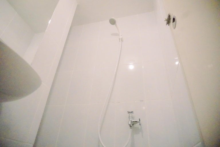 Bathroom 5, Relaxing Designed Studio at Tokyo Riverside PIK 2 Apartment By Travelio, Tangerang