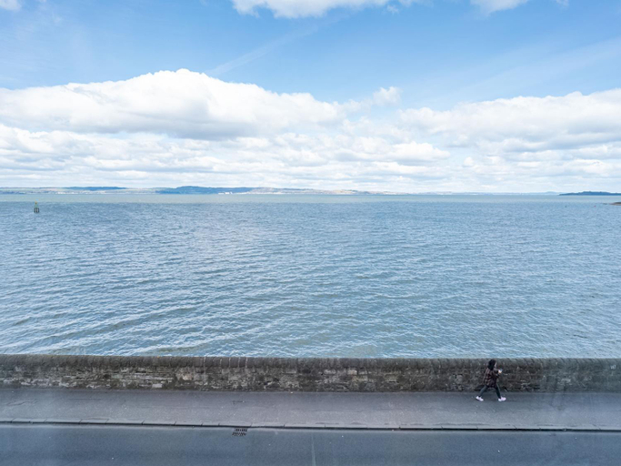 Others 4, Stunning Flat with Sea View and Parking - Pass the Keys, Edinburgh
