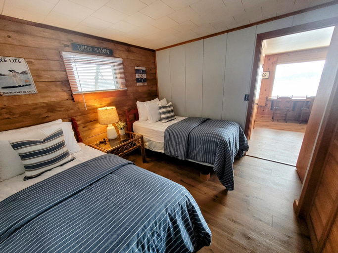 Room 5, Winni Lakefront Cabin, Belknap