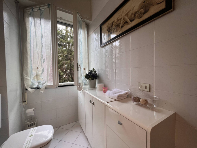 Bathroom 4, JOIVY Blue Liguria, Genova