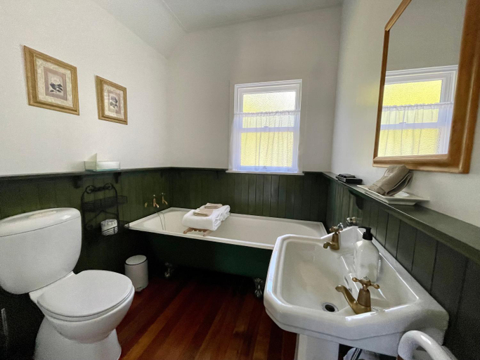 Bathroom 4, St Leonards Vineyard Cottages, Marlborough