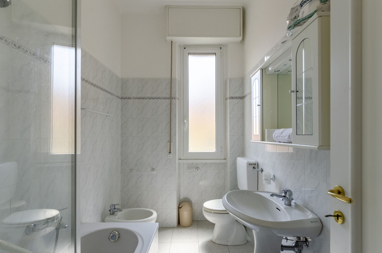 Bathroom 3, JOIVY Lovely Flat W/Balcony, Genova