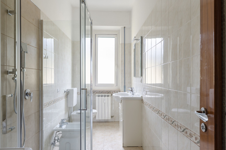 Bathroom 4, JOIVY Family Flat W/Terrace & Parking Near Beach, Genova