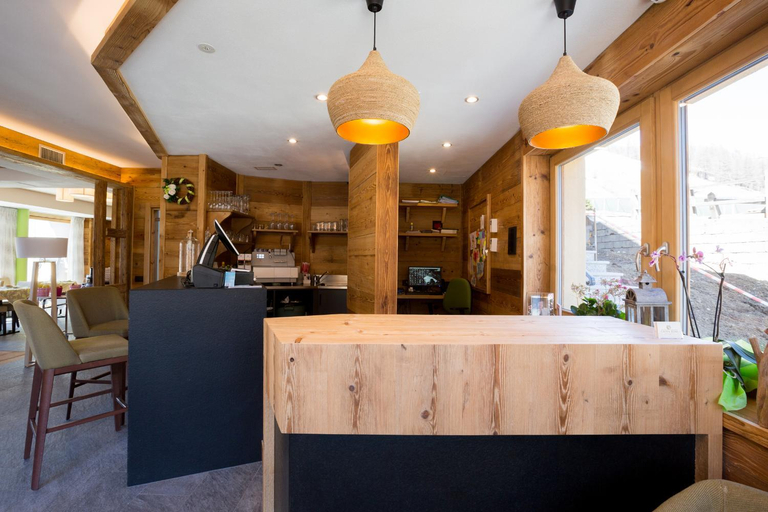 Public Area, Green Rose, Sondrio