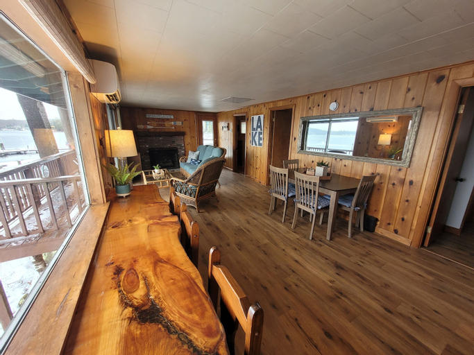 Living area 2, Winni Lakefront Cabin, Belknap
