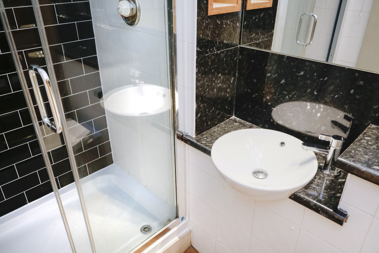 Bathroom 4, JOIVY Bright 2Br Apt W/ Stunning View, Next To Edinburgh Castle, Edinburgh