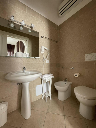 Bathroom 2, Book and Bed, Lecce
