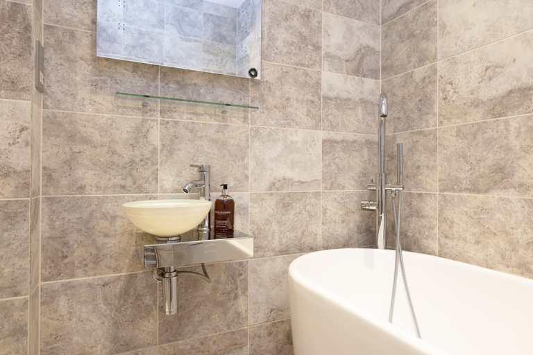 Bathroom 4, JOIVY Charming 2-Bed Flat Near Edinburgh Castle, Edinburgh