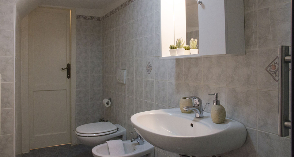 Bathroom 2, JOIVY Stunning 2-BR Flat w/ Balcony, Como