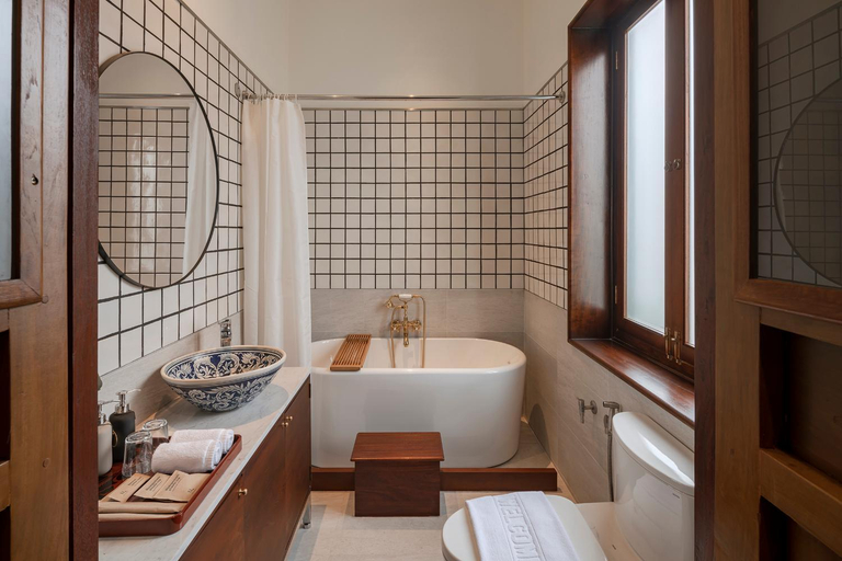 Bathroom, Neil niwas, Thon Buri