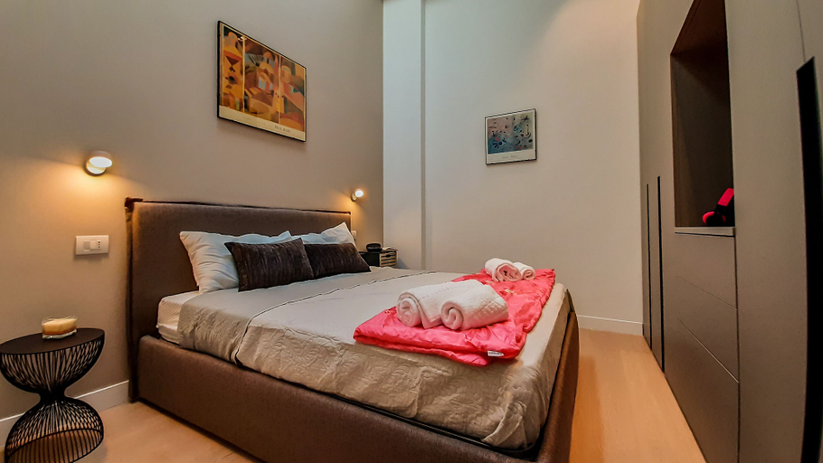 Bedroom 2, JOIVY Sophisticated 2 Br Loft For 4, Milano