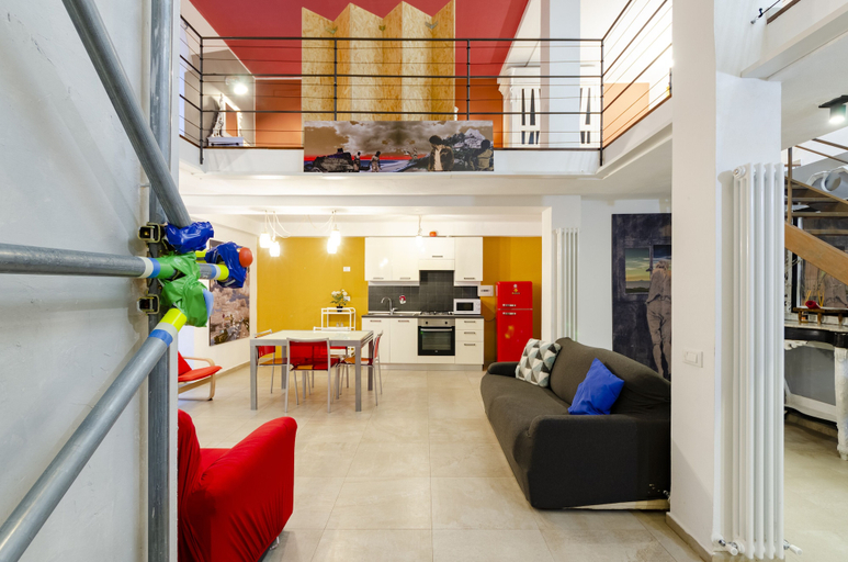 Living area 4, JOIVY Stylish Open-Plan Flat In Historic Centre, Genova