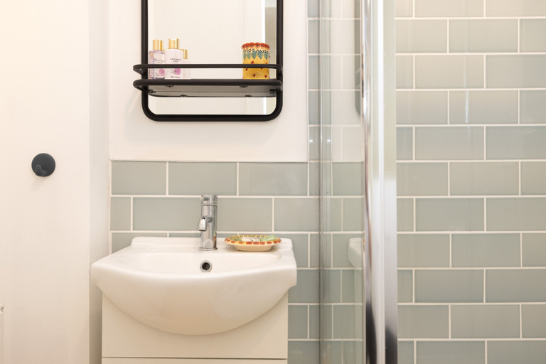 Bathroom 4, JOIVY Charming 1-Bed Ap Near Leith Links W/ Patio, Edinburgh
