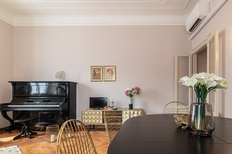Living area 3, JOIVY Sophisticated Flat W/ Desk, Milano