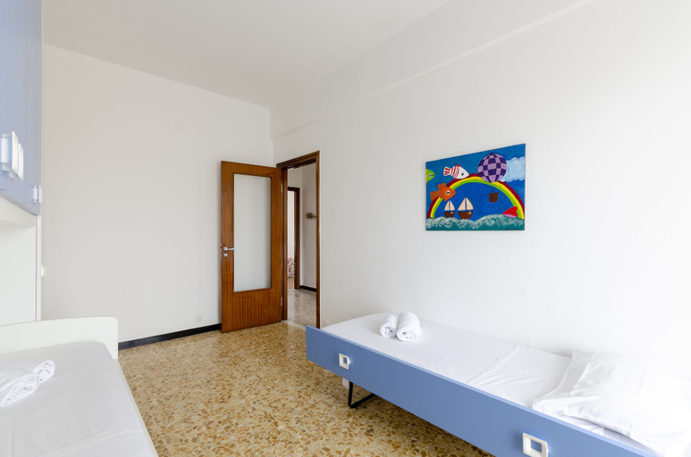Bedroom 3, JOIVY Family Flat W/Terrace & Parking Near Beach, Genova