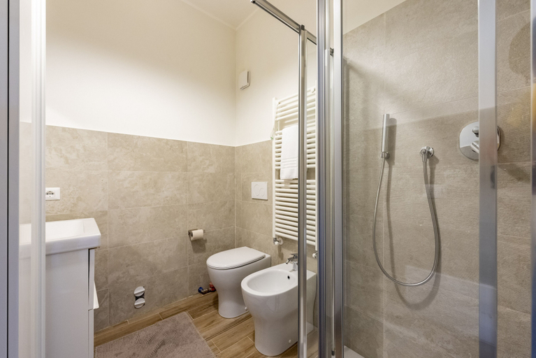 Bathroom 3, JOIVY Lele Apartment With Swimming Pool, Genova