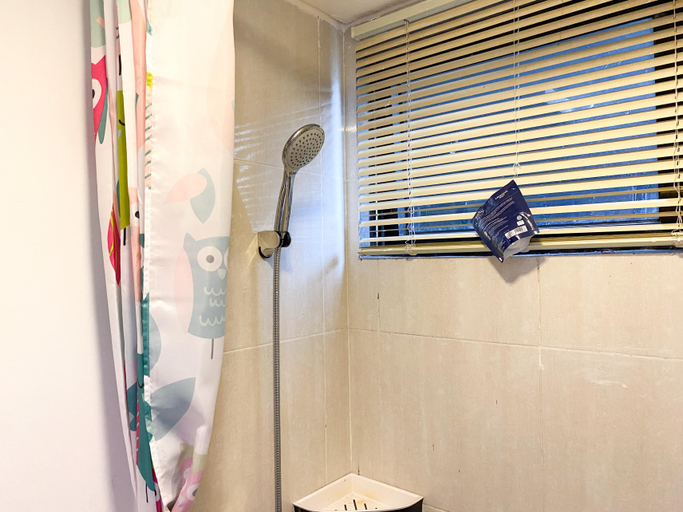 Bathroom 5, Comfortable 2BR at 25th Floor Meikarta Apartment By Travelio, Cikarang