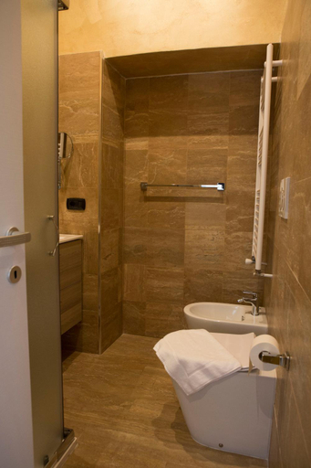 Bathroom 4, Jadore Monic, Rome