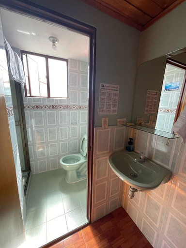 Bathroom, Cabañas Bungalows Calandaima, Paipa