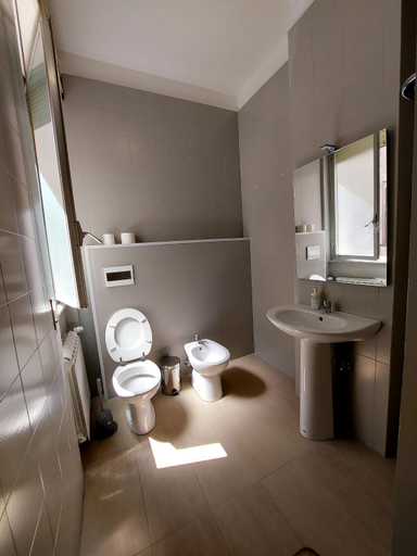 Bathroom 3, Stanza Privada, Genova
