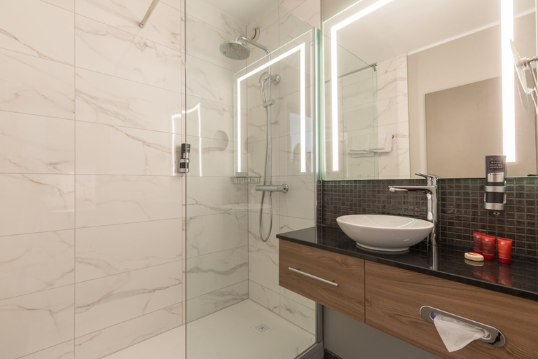 Bathroom 4, Leonardo Hotel Antwerp, Antwerpen