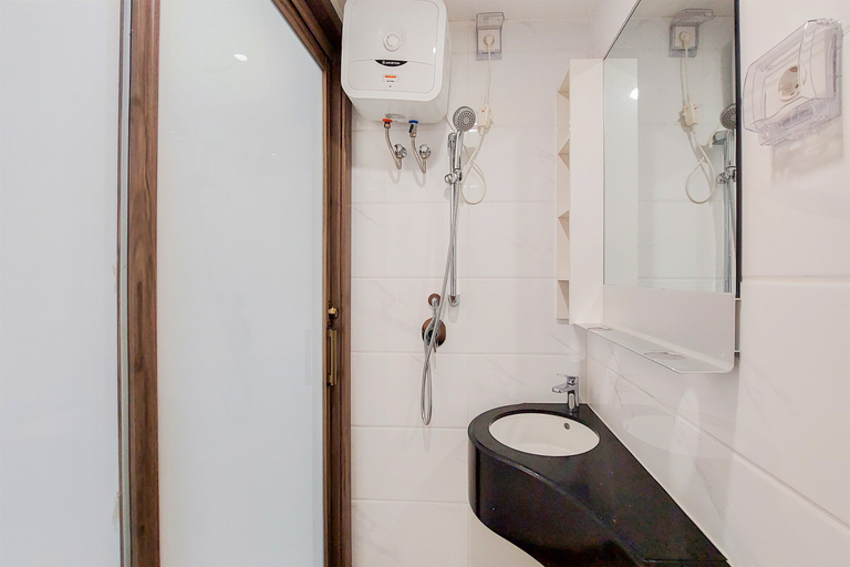 Bathroom 5, Relaxing Studio at Sky House BSD Apartment By Travelio, South Tangerang