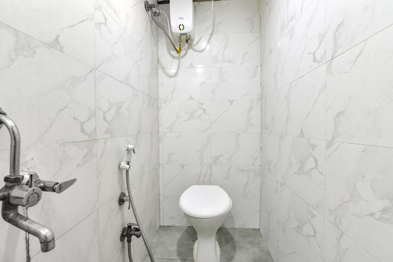 Bathroom 4, Fabhotel Nidhivan, Surat