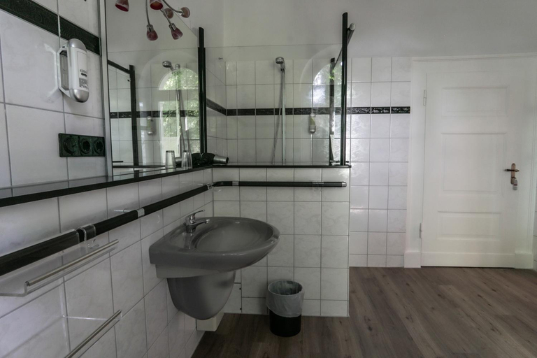 Bathroom 5, Hotel Berliner Hof, Remscheid