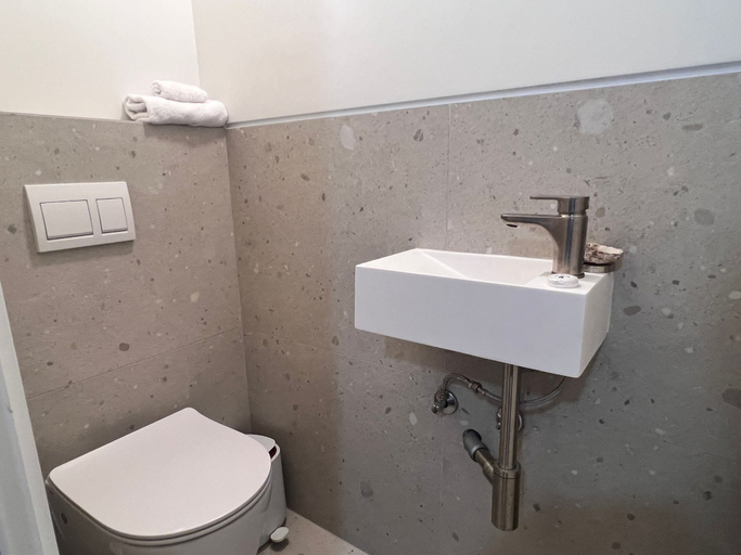 Bathroom 3, Exquisite Home on Rothschild by FeelHome