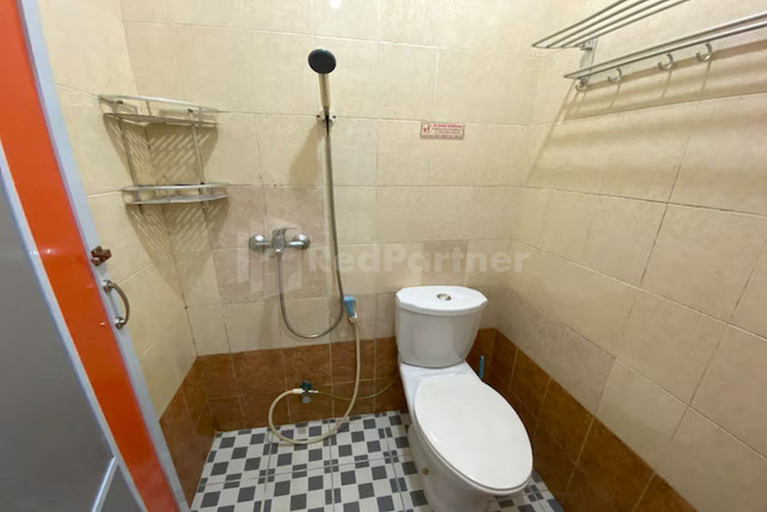 Bathroom, Hotel California Mitra RedDoorz, Batam