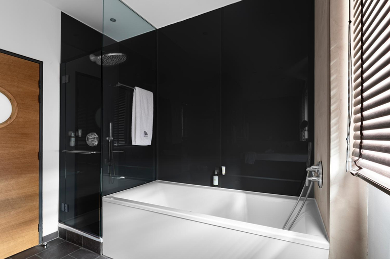 Bathroom 4, Cave-Hôtel du Domaine Riberach, Pyrénées-Orientales