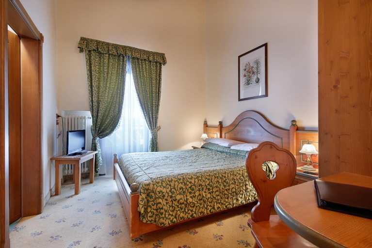 Bedroom 2, Hotel Leonardo, Trento