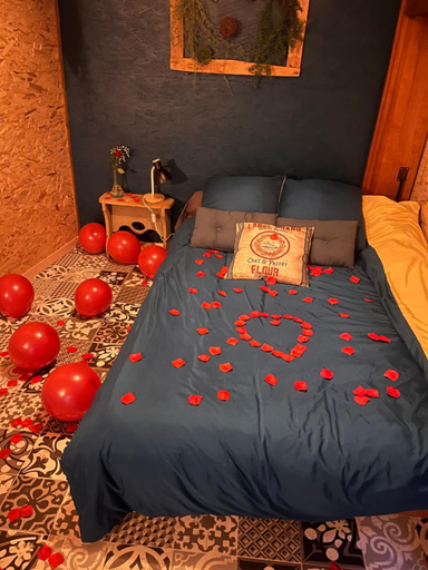 Bedroom, La k abane jacuzzi exterieur chauffee piscine de saison totalement privatise, Isère