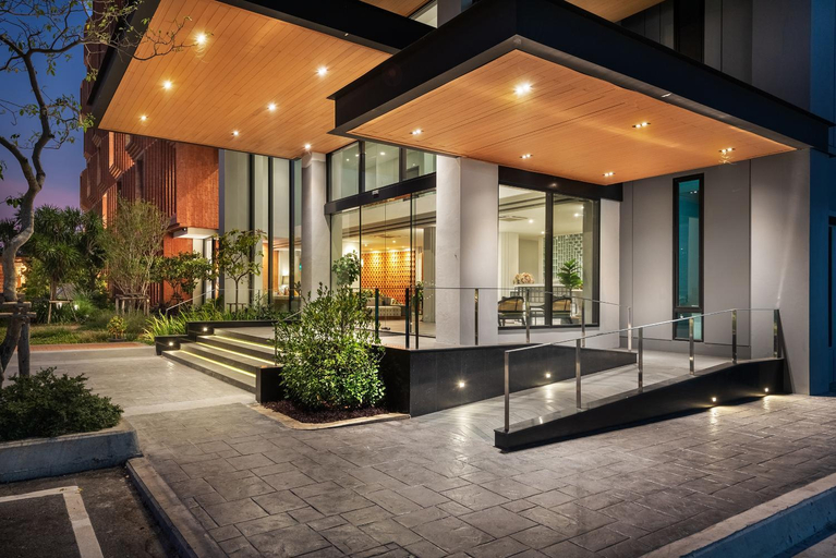 Exterior & Views