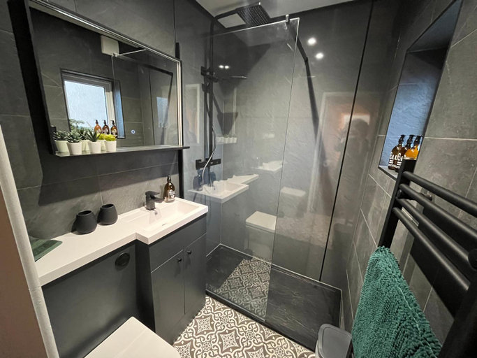 Bathroom 2, Modern & retro two bedroom apartment in Barnsley, Barnsley